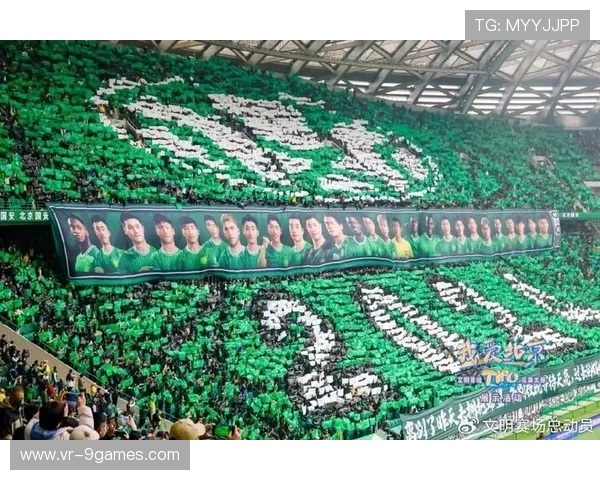 马赛球迷赛场悬挂巨型TIFO致敬奥巴梅扬，营造主场恐怖气氛