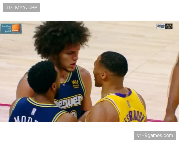 特写：哈兰德与吕迪格对抗后双双倒地，相互拉起身